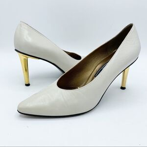 Stuart Weitzman Vintage Ivory Pointed Toe Pump w/Gold Metal Stiletto Heel 7.5‎